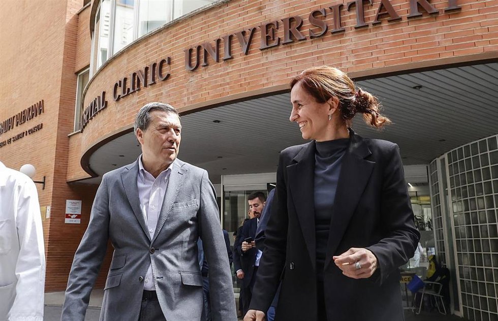 La ministra de Sanidad, Mónica García (d), y el conseller de Sanidad de la Generalitat Valenciana, Marciano Gómez (i), durante una visita al Hospital Clínic de València