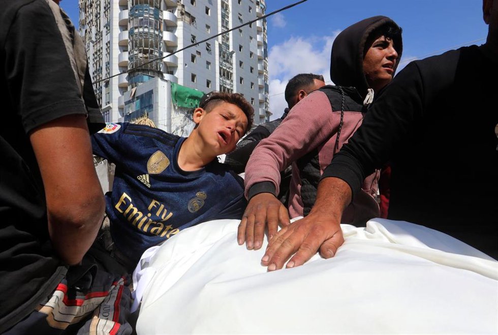 Palestinos junto al cuerpo de un muerto por un ataque ejecutado el 4 de mayo de 2026 por el Ejército de Israel contra la ciudad de Gaza a pesar del alto el fuego acordado en octubre de 2025 (archivo)