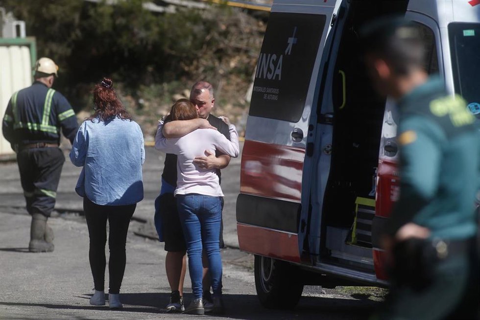 Archivo - Familiares y amigos de las víctimas durante las labores de búsqueda de las víctimas del accidente en la mina de Cerredo, a 31 de marzo de 2025