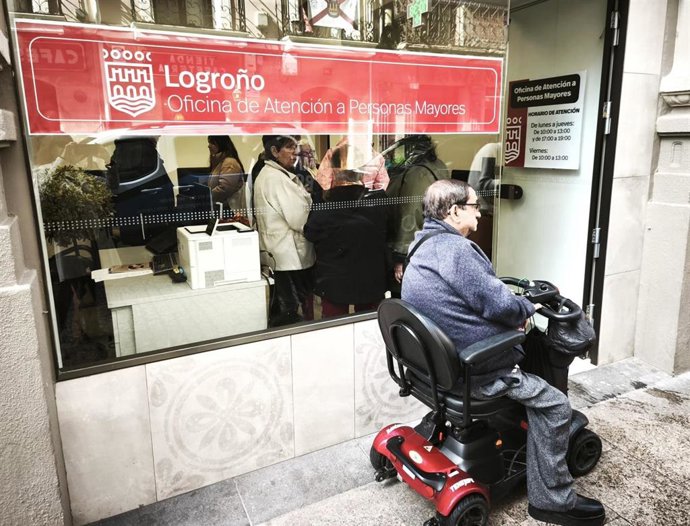 Nueva Oficina Municipal de Mayores de Logroño, en el exterior del Mercado de San Blas