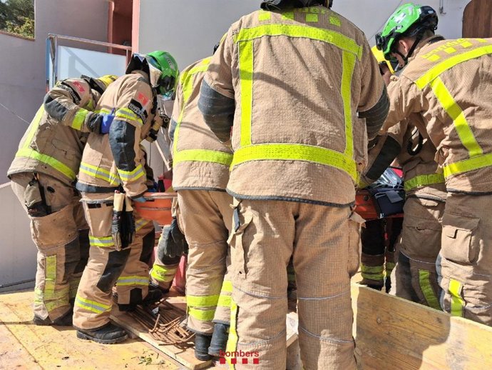Efectivos de Bombers ayudan al hombre atrapado bajo una pared