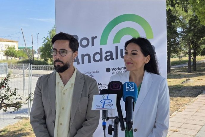 La número dos de la candidatura de Sevilla de Por Andalucía, Alejandra Durán, atiende a los medios.