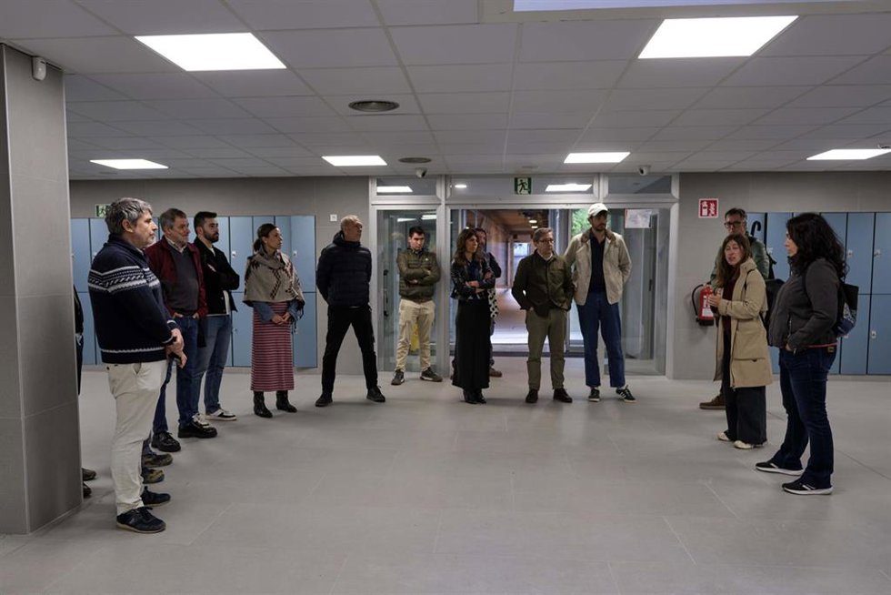 La Comisión de Presidencia del Ayuntamiento de Pamplona visita la reforma en el edificio de vestuarios del Complejo Deportivo Aranzadi.