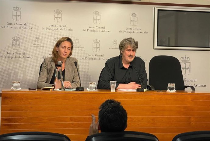 Los diputados de Convocatoria por Asturias, Delia Campomanes y Xabel Vegas, durante la rueda de prensa de este martes en la Junta General.