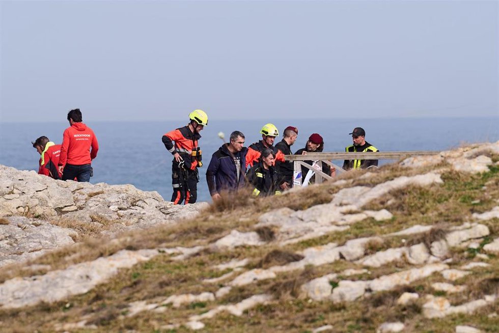 Archivo - Servicios de emergencias trabajan en el lugar de los hechos, la playa de El Bocal, a 4 de marzo de 2026, en Santander, Cantabria (España).  .