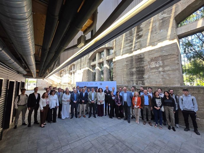 Foto de familia tras la inauguración del foro que articula la iniciativa 'Sevilla, Capital Espacial Española', que lidera el Consistorio hispalense.
