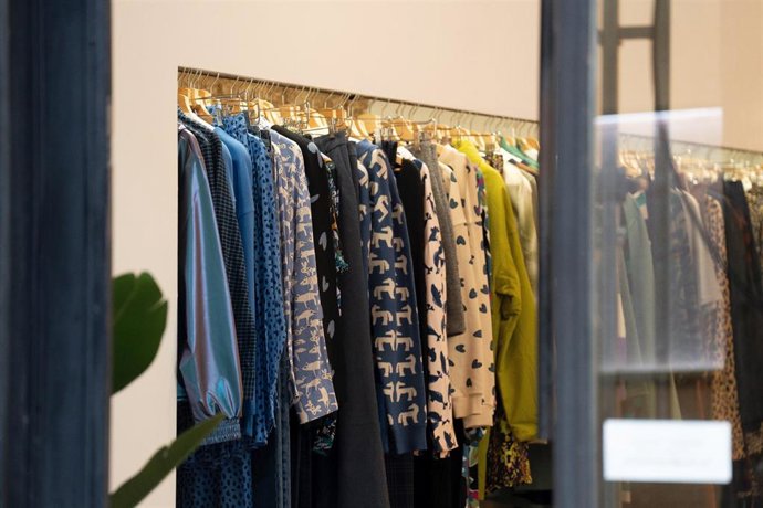 Archivo - Entrada a una tienda de ropa en Barcelona