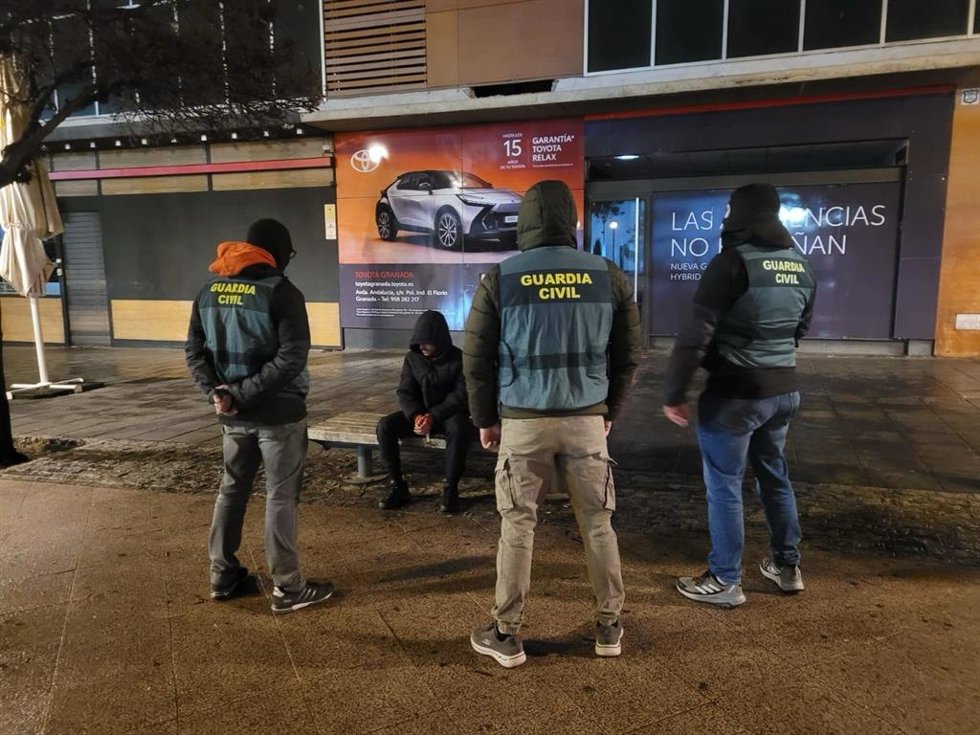 Archivo - Agentes de la Guardia Civil custodian a un yihadista tras su detención. Archivo.