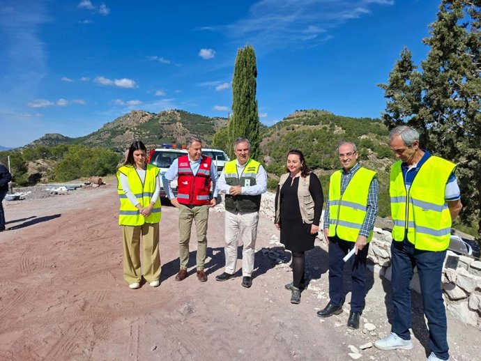 El consejero de Medio Ambiente, Universidades, Investigación y Mar Menor, Juan María Vázquez, visita, junto al alcalde de Lorca, Fulgencio Gil, las actuaciones de contención para evitar el decaimiento forestal