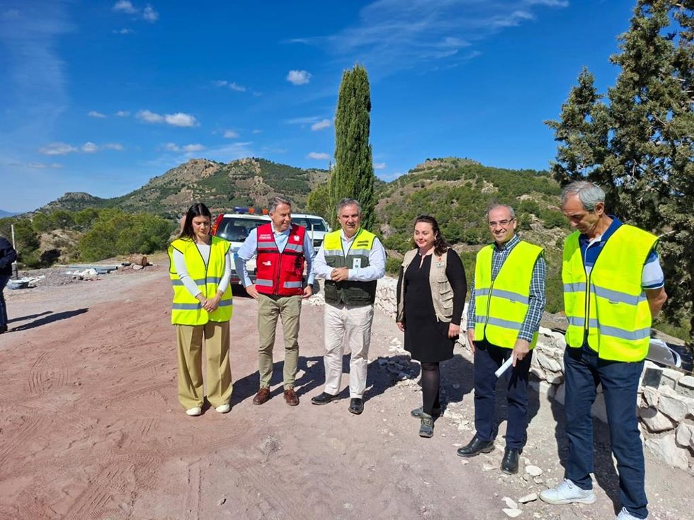 El consejero de Medio Ambiente, Universidades, Investigación y Mar Menor, Juan María Vázquez, visita, junto al alcalde de Lorca, Fulgencio Gil, las actuaciones de contención para evitar el decaimiento forestal