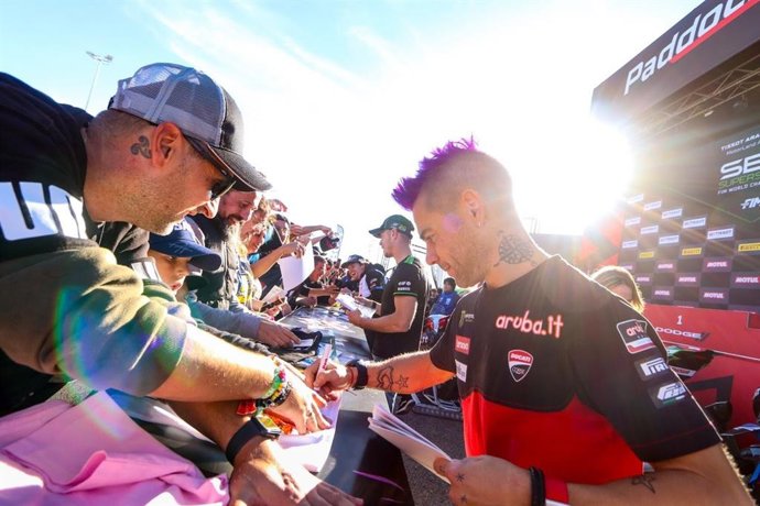 Archivo - Álvaro Bautista junto a un aficionado en el Paddock Show.