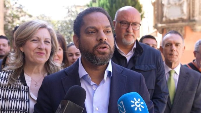 El secretario general de Vox, Joan Garriga, interviene ante los medios en Granada, junto a los candidatos de la formación por este partido por la provincia, Beatriz Sánchez Agustino y Ricardo López Olea.
