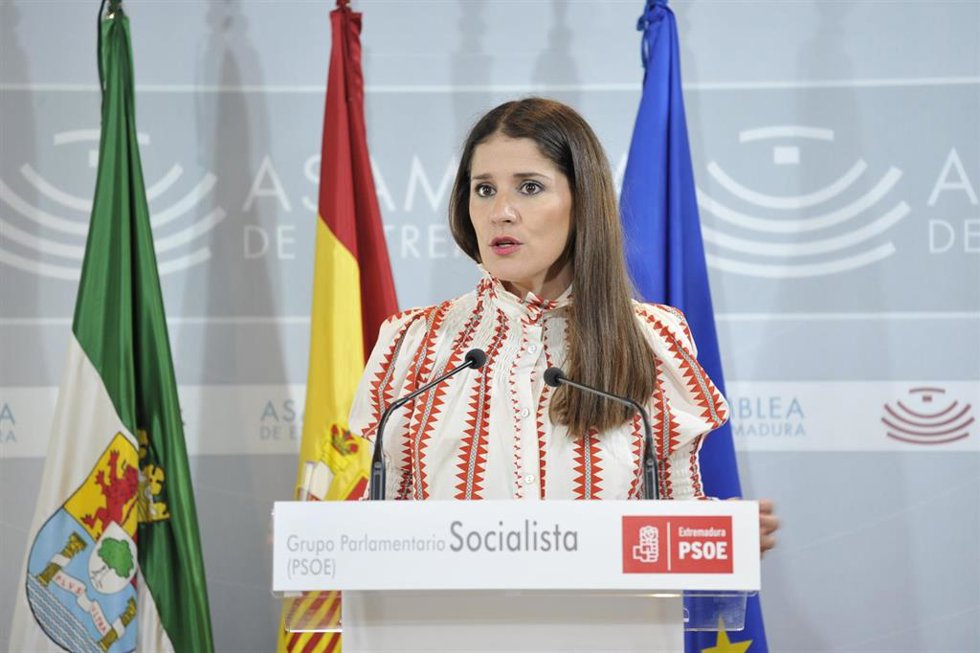 La portavoz del Grupo Parlamentario Socialista en la Asamblea de Extremadura, Isabel Gil Rosiña, en rueda de prensa