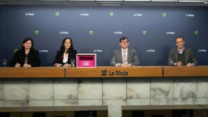 El director general de Energías, Amadeo Lázaro, junto al concejal de Promoción de la Ciudad, Miguel Sainz, la directora de la Asociación Riojana para la Innovación Constructiva (ARIC), Miren León y la directora de la Conferencia Passivehaus, Celia Zorzano