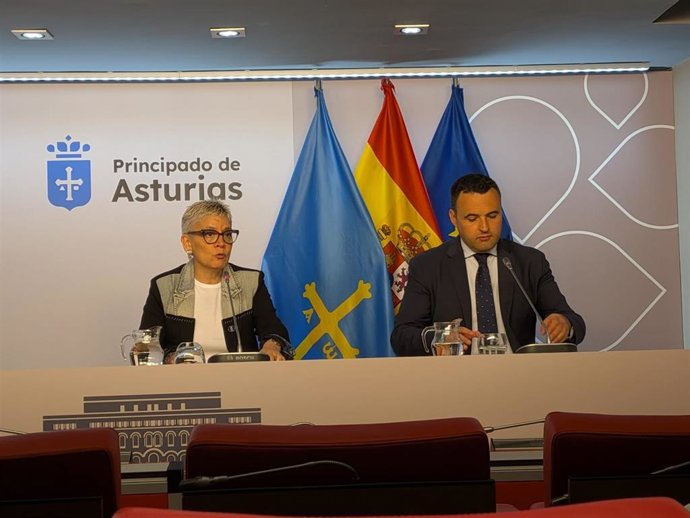 Concepción Saavedra, a la izquierda