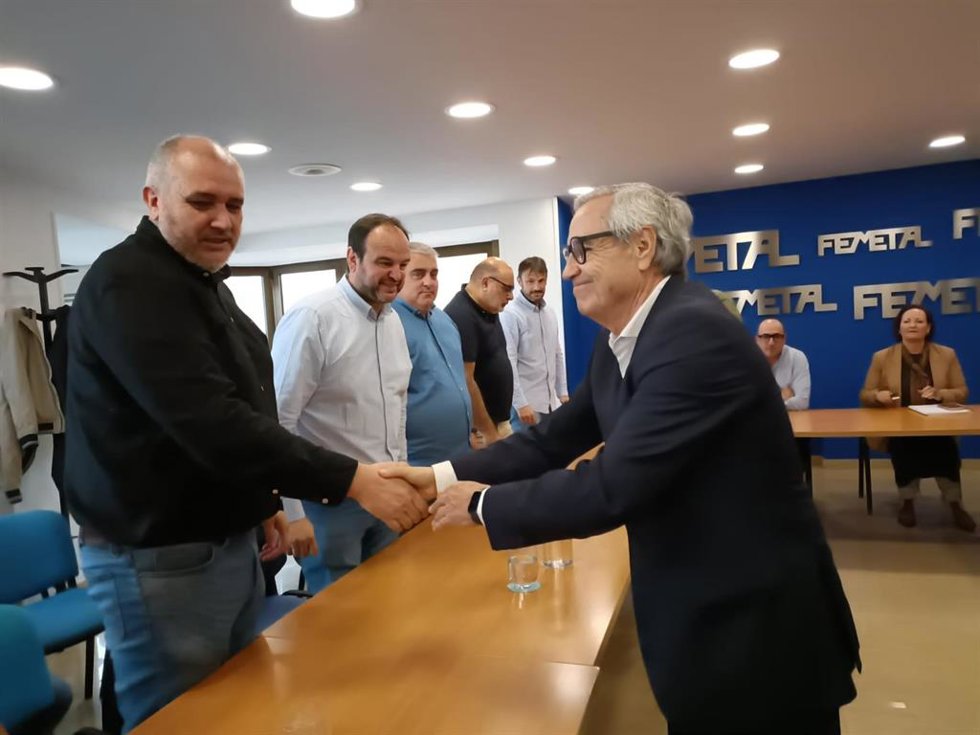 El presidente de Femetal, Antonio Fernández-Escandón, saluda al secretario general de CCOO de Industria de Asturias,  Nacho Requena,  y al secretario general de UGT FICA en Asturias, Genaro Martínez, antes de firmar el convenio de la industria auxiliar.