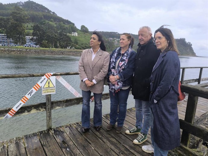 La diputada del Grupo Parlamentario del PP de Asturias Sandra Camino,  junto al parlamentario por el Oriente José Manuel Felgueres, y acompañada también de las ediles populares de Villaviciosa Loli Riva Gayo y Sonia Hevia Fisas, en la playa de Rodiles.