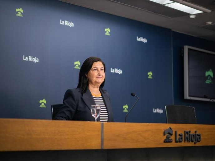 La directora general de Empleo, Cristina Salinas, informa de los datos relativos al mercado de trabajo durante el mes de abril en La Rioja.