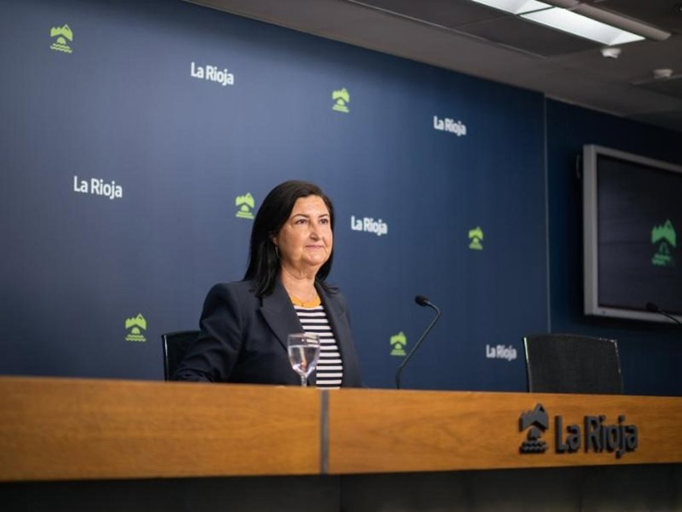 La directora general de Empleo, Cristina Salinas, informa de los datos relativos al mercado de trabajo durante el mes de abril en La Rioja.
