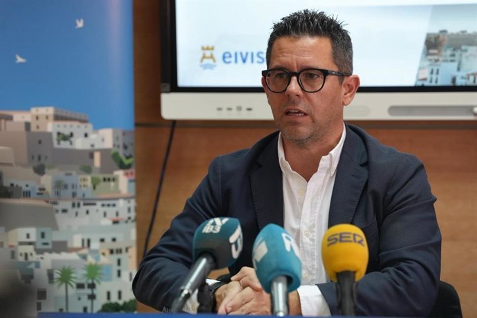 Archivo - El alcalde de Ibiza, Rafa Triguero, durante la presentación de los presupuestos municipales de 2026