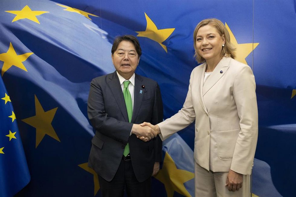 El ministro japonés de Asuntos Internos y Comunicaciones, Yoshimasa Hayashi, y la vicepresidenta ejecutiva de la Comisión Europea para Soberanía Tecnológica, Seguridad y Democracia, Henna Virkkunen