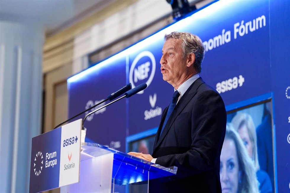 El presidente del Partido Popular, Alberto Núñez Feijóo, interviene durante un desayuno informativo organizado por Nueva Economía Fórum, en el Four Seasons Hotel Madrid, a 5 de mayo de 2026, en Madrid (España).
