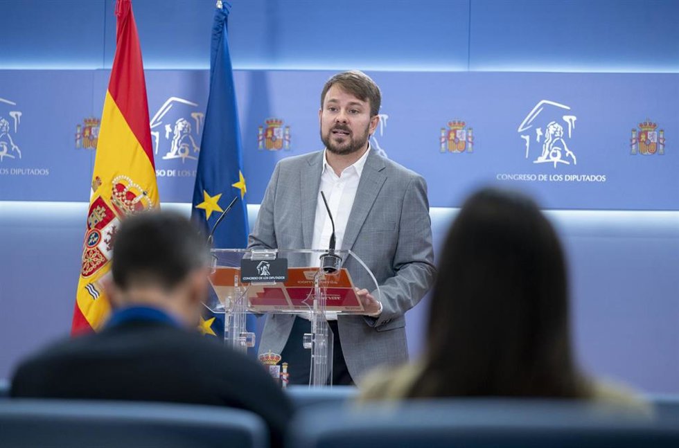 El diputado de Compromís y portavoz adjunto de Sumar en el Congreso, Alberto Ibáñez, durante una rueda de prensa en el Congreso de los Diputados, a 28 de abril de 2026, en Madrid (España).