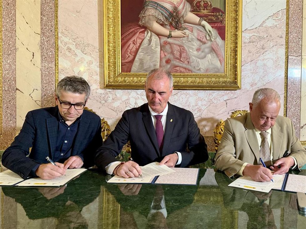 El secretario de Estado, Jordi Martí (izda); el alcalde de Segovia, José Mazarías, y el consejero de Cultura en funciones, Gonzalo Santonja, firman el protocolo sobre el Acueducto.