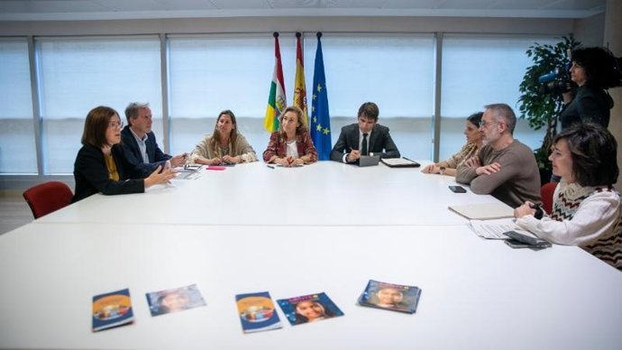 La consejera de Salud y Política Sociales, María Martín, mantiene una reunión de trabajo con responsables de los ámbitos sanitario, educativo y social, así como con representantes de la asociación TDAH La Rioja