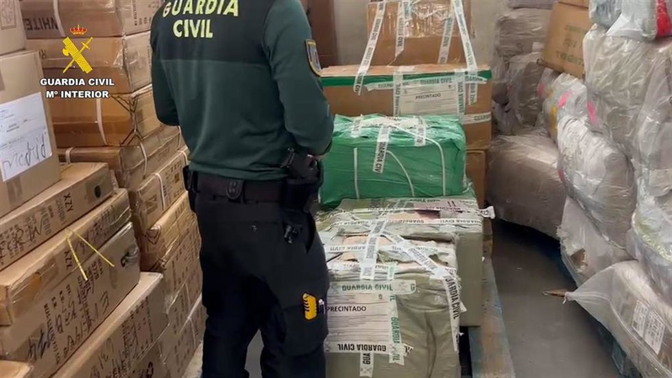 La Guardia Civil interviene productos falsificados por valor de un millón de euros en Cobo Calleja.