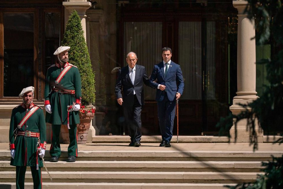 Archivo - El Lehendakari, Imanol Pradales, y el exLehendakari, Carlos Garaikoetxea, durante un acto institucional de reconocimiento al primer Gobierno vasco tras la dictadura, en el Palacio de Ajuria Enea