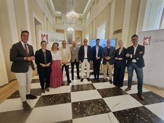 El alcalde de Cáceres, Rafael Mateos, junto a concejales de su equipo de Gobierno en la presentación de los presupuestos de 2026