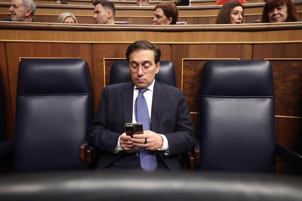 Archivo - El ministro de Asuntos Exteriores, José Manuel Albares, en una sesión de control al Gobierno, en el Congreso