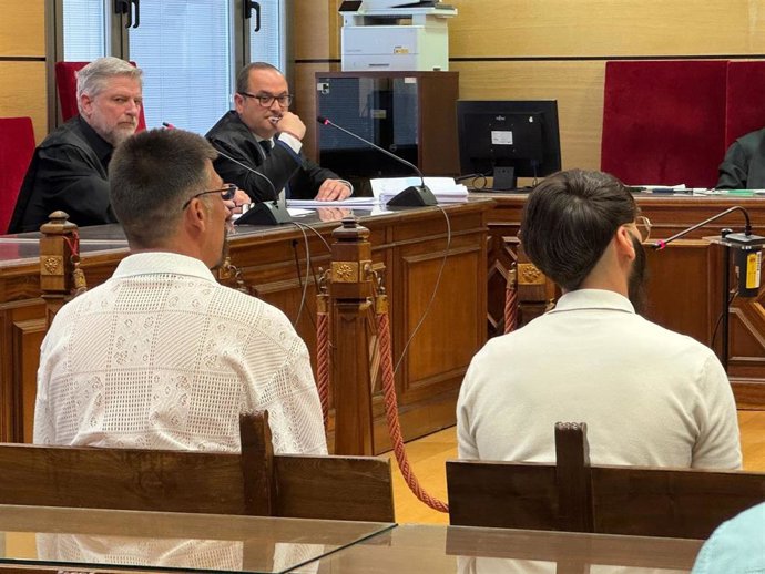 Los dos acusados de intentar matar a una mujer con una katana en el juicio.