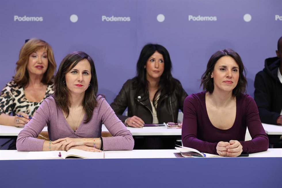 Archivo - La secretaria general de Podemos, Ione Belarra (i), y la secretaria política de Podemos y eurodiputada, Irene Montero (d), durante el Consejo Ciudadano Estatal de Podemos, a 20 de febrero de 2026, en Madrid (España). 