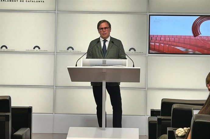 El portavoz de Vox en el Parlament, Joan Garriga, en una rueda de prensa