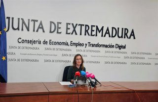 La secretaria general de Empleo, María José Nevado, en rueda de prensa para valorar los datos de paro en abril