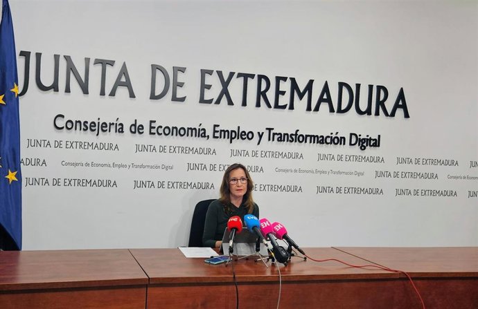 La secretaria general de Empleo, María José Nevado, en rueda de prensa para valorar los datos de paro en abril