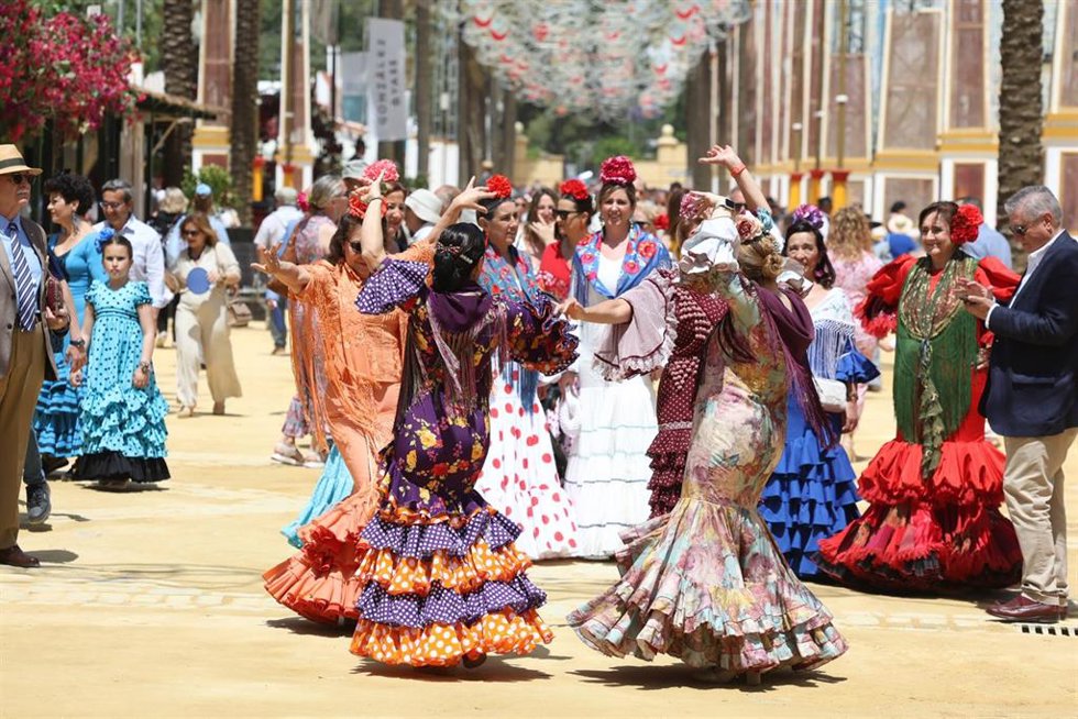 Archivo - Una estampa de mujeres vestidas de flamenca en la Feria del Caballo, a 18 de mayo de 2025 en Jerez de la Frontera (Cádiz, Andalucía, España).  ARCHIVO.