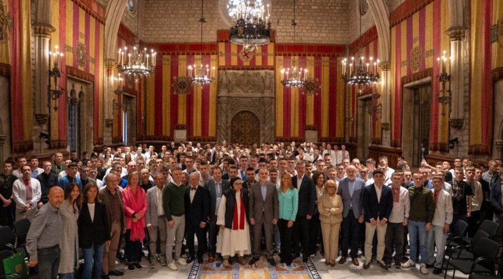 Imagen del acto institucional encabezado por el alcalde de Barcelona, Jaume Collboni, que ha dado la bienvenida a Barcelona a 255 jóvenes de Ucrania del programa 'Vacances per la pau'