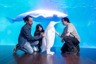 Pedro Mecinas, Nuria Bellver (Cachetejack) y el artista de Groc pintan un pingüino en la presentación del OceanFest