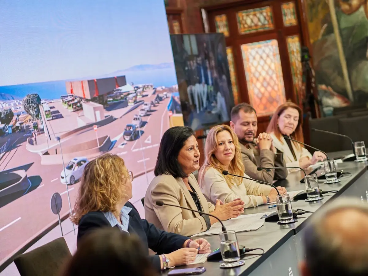 Rosa Dávila, presidenta del Cabildo de Tenerife, durante la presentación de la reforma del intercambiador de La Laguna