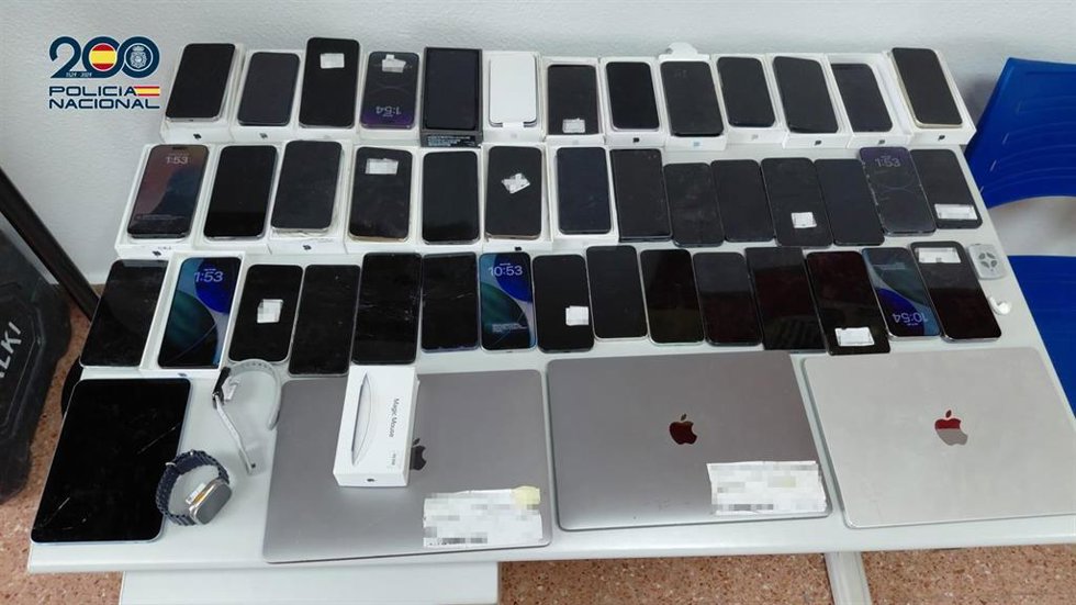 La Policía Nacional recupera 42 teléfonos móviles, una tablet y tres ordenadores sustraídos en un centro comercial de Toledo.