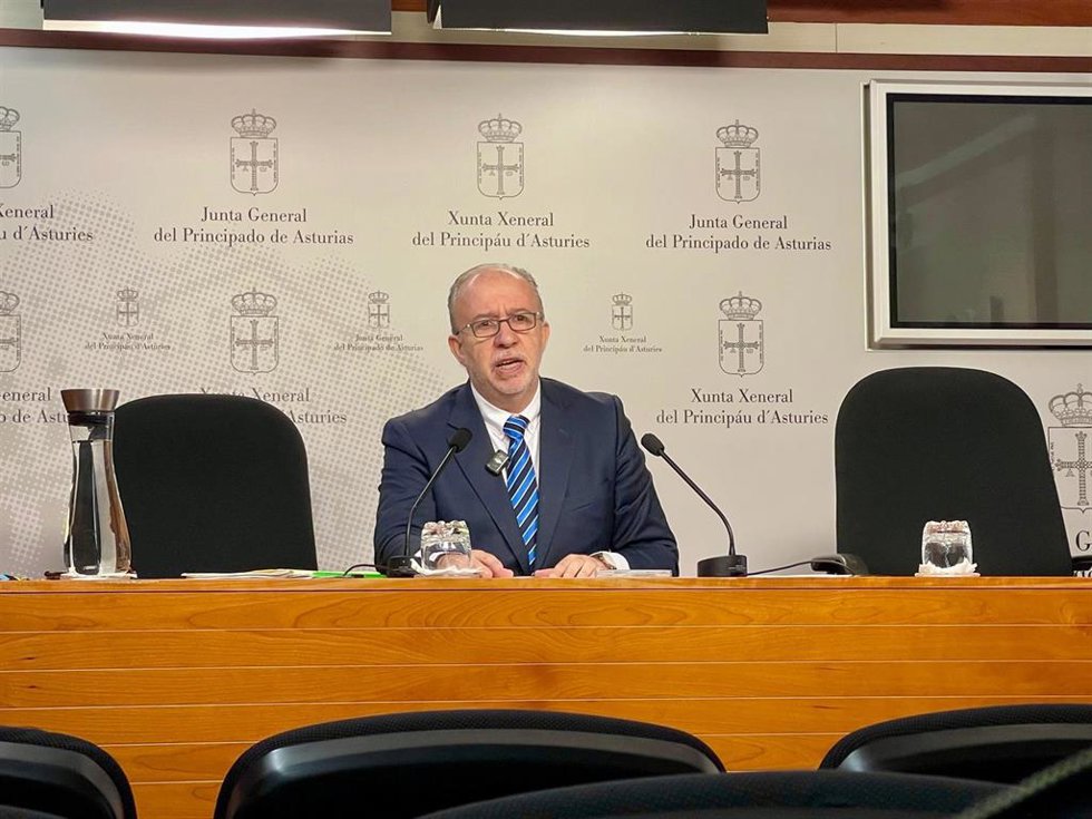 El diputado de Vox Asturias Gonzalo Centeno durante la rueda de prensa de este martes en la Juna General.