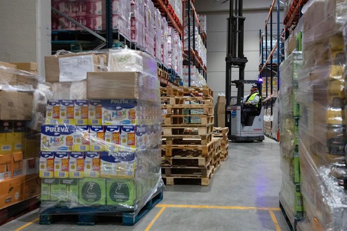 Archivo - Palés y cajas llenos de productos, en un supermercado de Alcobendas, a 22 de noviembre de 2024, en Alcobendas, Madrid (España). La Gran Recogida de 2024 de la Fundación Banco de Alimentos de Madrid (FBAM), en colaboración con la Federación Españ