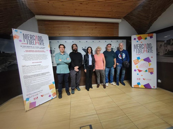 La vicepresidenta Primera de la Diputación de Cáceres, Esther Gutiérrez, junto a artistas que participarán en el Mercado del Arte en los Jardines del Pedrilla el 16 de mayo
