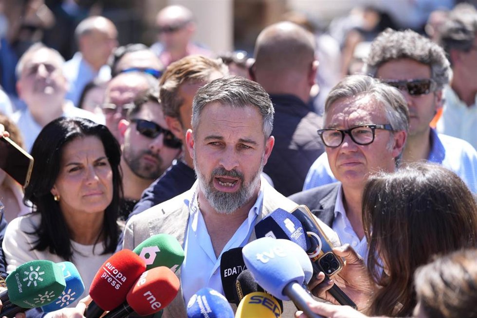 El presidente de Vox, Santiago Abascal, atiende a los medios de comunicación en Andújar (Jaén). Imagen de archivo.