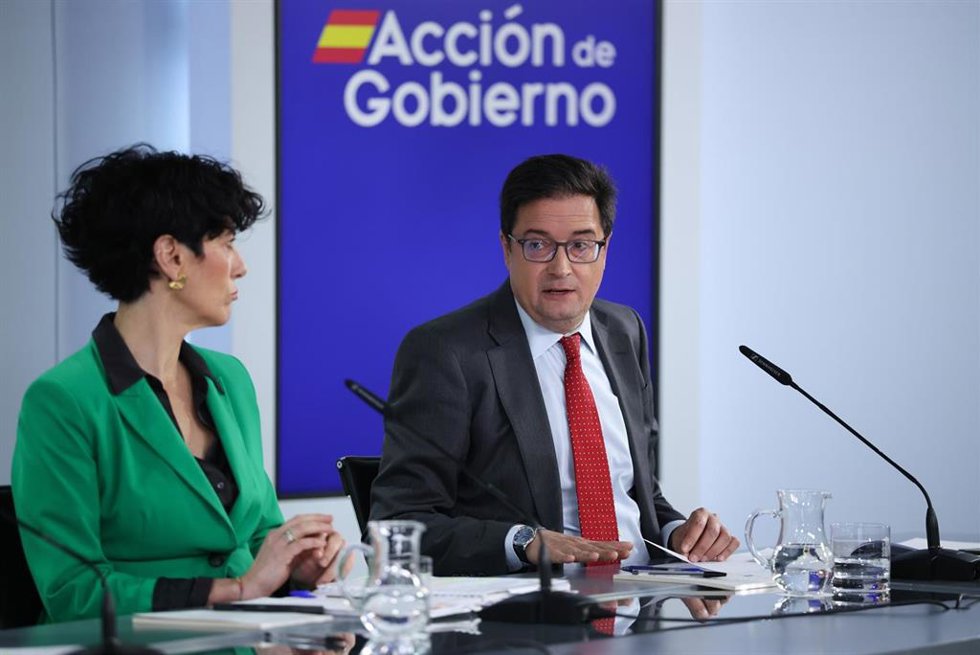 La ministra de Inclusión, Seguridad Social y Migraciones y portavoz del Gobierno, Elma Saiz, y el ministro para la Transformación Digital y de la Función Pública, Óscar López, durante la rueda de prensa posterior al Consejo de Ministros.