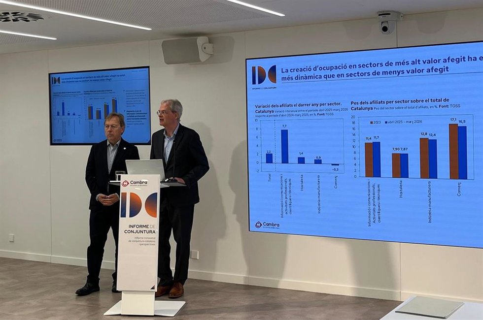 El presidente de la Cámara de Barcelona, Josep Santacreu, y el jefe del Gabinete de Estudios Económicos, Joan Ramon Rovira, en rueda de prensa para presentar el Informe trimestral de coyuntura económica catalana