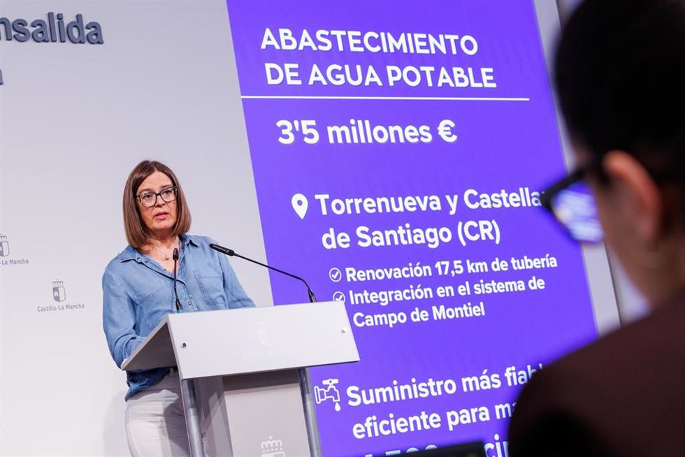 La portavoz regional, Esther Padilla, hablando del acuerdo.